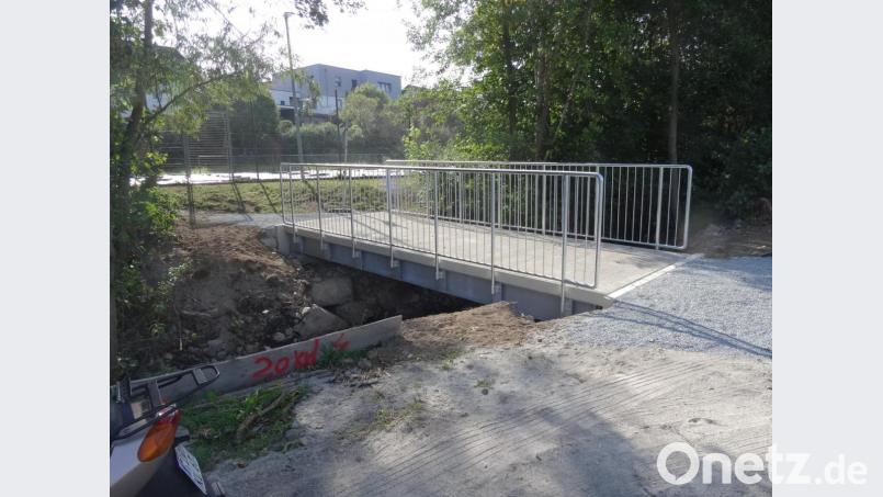 Ein 1,20 Meter hohes Geländer sichert Passanten vor einem Sturz von der neuen Rad- und Fußgängerbrücke über den Bremenbach. Bild: ak