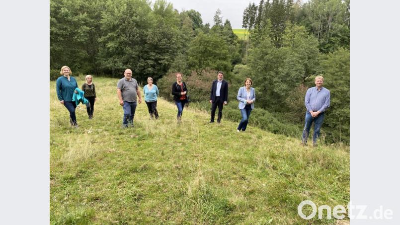 Die SPD-Landtagsabgeordneten Annette Karl und Florian von Brunn (Zweite und Dritter von rechts) bei einem Besuch des LBV-Projektes Kronmühle; mit im Bild Joachim Meyer, Maria Sauer, Cäcilia Kastl-Meier, Ralph Hotzy, Michaela Treml und Teresa Meyer (von rechts). Bild: Eichl