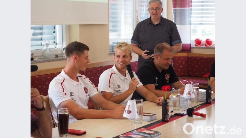 Patrick Erras (links), damals noch im Club-Trikot, bei einem Heimatbesuch beim SV Raigering im August 2019. Stehend hinten der ehemalige Raigeringer Vereinschef und jetzige BFV-Bezirksvorsitzender Thomas Graml. Bild: Reiner Fröhlich