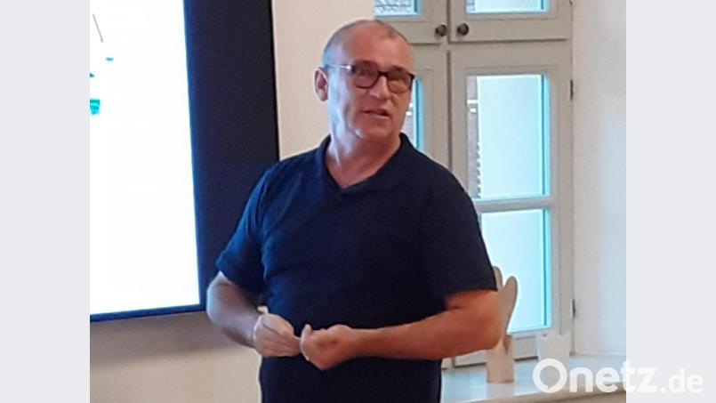 Auf Energieeffizienz werden Heizung und Warmwasserbereitung im neuen Trabitzer Kindergarten angelegt, dessen Bau seit August läuft. Die Einzelheiten erklärt Ingenieur Jürgen Wloka in der Gemeinderatssitzung. Bild: bjp