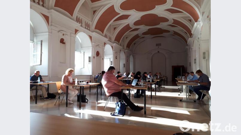 Wegen der Sperrung der Egerer Straße wäre die Stadthalle nur über Umwege erreichbar gewesen. Deshalb hat der Stadtrat seine Sitzung in die Aula des Klosters verlegt. Bild: pz