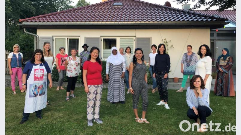 Statt in der Schulküche traf sich die Interkulturelle Kochgruppe um Dolores Longares-Bäumler (Zweite von links) im Garten von Klaus und Daniela Singer. Wegen der Coronakrise war es die erste Zusammenkunft nach über einem halben Jahr. Bild: hai