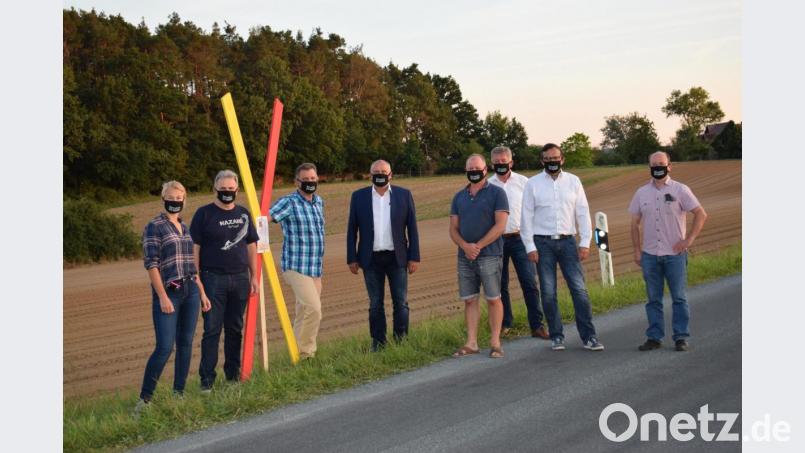 Jedes Andreaskreuz markiert in der Gemeinde Ammerthal den möglichen Verlauf einer Bahnstromtrasse. Bild: oe