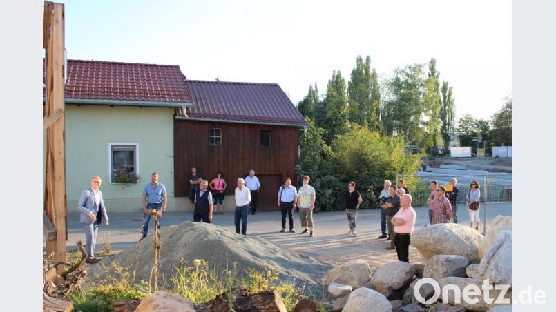 Den Ausführungen von Bürgermeister Franz Stahl lauschten die Teilnehmer der „CSU auf Tour“ begeistert. Insbesondere, da die fortgeschrittenen Baumaßnahmen doch schon einen Blick in die Zukunft erschlossen. Bild: heb