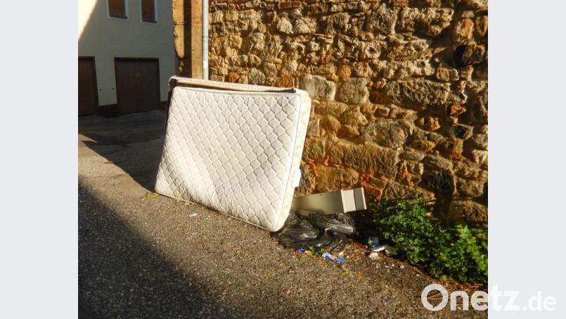 Hausrat liegt in der Zehentgasse herum. Seit mehreren Wochen laden Unbekannte hier ihren Müll ab. Bild: Stadt Amberg