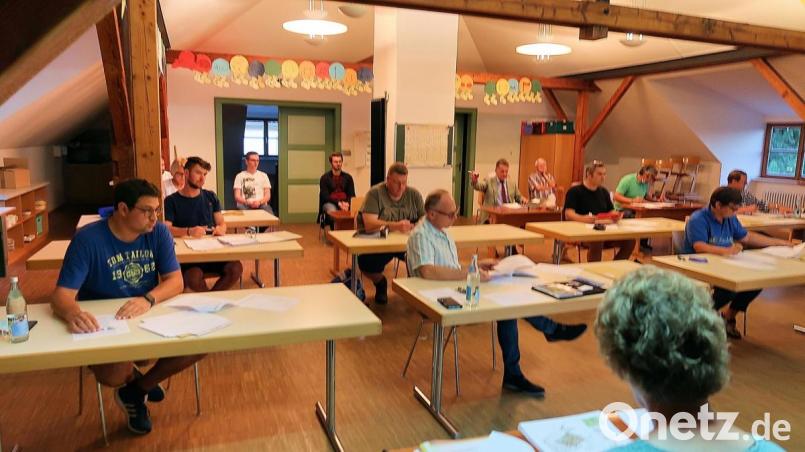 Mit „Nachsitzen in der Schule“ kommentierten einige Gemeinderäte scherzhaft ihr Treffen am Mittwochabend. Wegen der Renovierung der Steinwaldhalle war ein Ersatzraum nötig. Im Mehrzweckraum der Grundschule konnten die erforderlichen Hygiene- und Schutzvorschriften bestens eingehalten werden. Bild: bsc