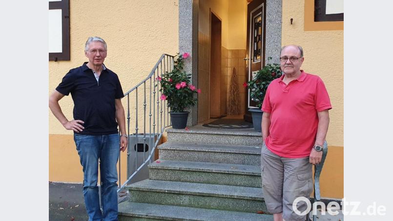 Hans Riedlbauer (rechts) und Helmut Schöner (links) stehen mit Peter Trottmann an der Spitze des Aktionsbündnisses Walderhalt. Die Unterstützer-Unterschriftenlisten liegen in der Tankstelle Schmidt in der Pressather Straße 95 aus. Bild: Wieder