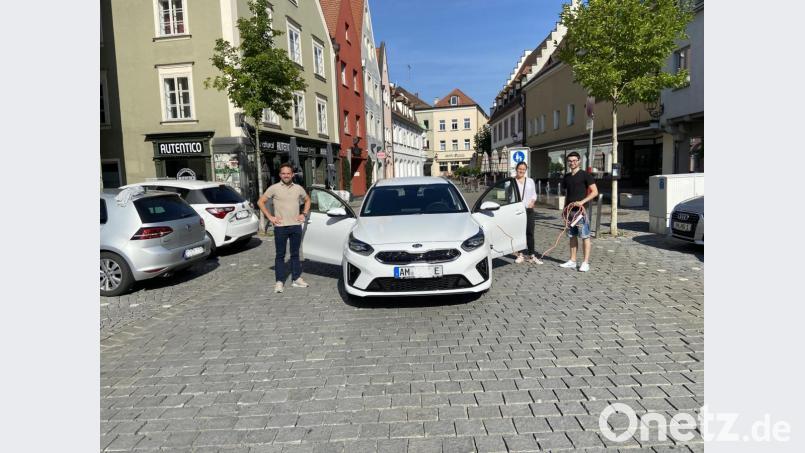 Mitglieder der Jungen Union, Kreisverband Amberg-Stadt, fordern den „Aufbau einer Ladeinfrastruktur für Elektromobilität“ in der Altstadt. Bild: Manuel Ott/exb