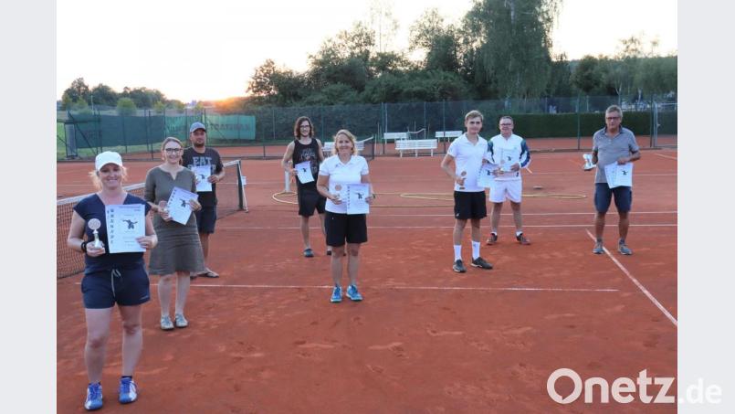 Strahlende Vereinsmeister bei spätsommerlichem Wetter: (von links) Conny Roes-Dietz (Damen-Einzel), Ursula Schmid (Damen-Doppel), Matthias Zwerenz und Lorenz Riedel (Herren-Doppel), Silke Schicker (Damen-Doppel), Luis Kern (Herren Einzel), Jochen Beer (Hobby Herren-Doppel) und Walter Messer (Hobby Herren-Einzel und Hobby Herren-Doppel). Bild: Heiko Faltenbacher, SV Mitterteich/exb