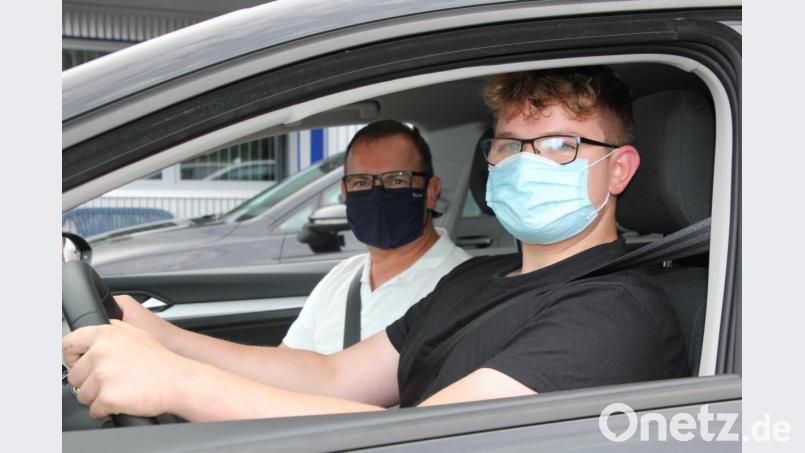 Auf geht's zur ersten praktischen Fahrstunde für Lukas Zölch (rechts). Mit dabei sein Fahrlehrer Jürgen Jaspers. Bild: kro