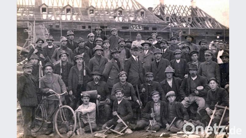 Das Geld zum Bau seiner Villa erwirtschaftete Johann Übelhack mit seinem Betrieb in Trabitz. Das Bild zeigt den Bau der "Lumpenhalle" im Jahr 1923. Einige der Handwerker stammten aus Neustadt am Kulm und sind noch namentlich bekannt. Bild: ow