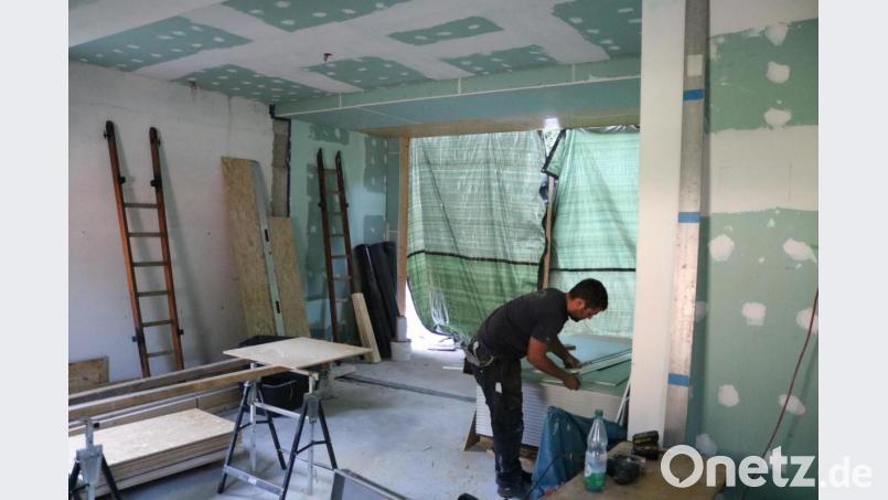 Fortschritte machen die Sanierungsarbeiten in der erweiterten Fahrzeughalle. Bild: lei