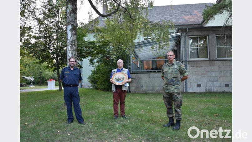Über die Pokale freuen sich (von links) Sieger Polizeihauptkommissar Cornelius Peter, Vorjahressieger Karl Tusch mit der Ehrenscheibe und Oberstleutnant Sven Zickmantel. Bild: exb/Mario Hönig