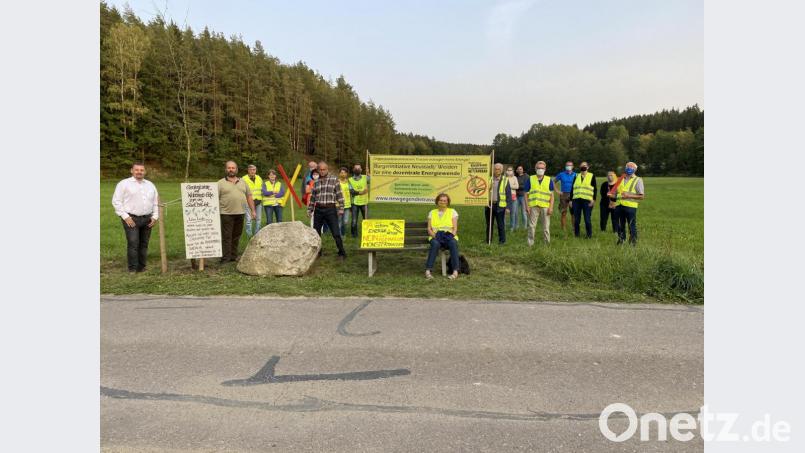 Eine Eiche und ein Findling stehen für den Widerstand gegen den Südostlink: Unter den Unterstützern der Bürgerinitiative sind Bürgermeister Markus Ludwig und der Landwirt Hubert Meiler (Erster und Zweiter von links). Die Inschrift auf dem Stein hat der BI der Steinmetzmeister Rüdiger Goedecke geschenkt (Siebter von links). Bild: Eichl