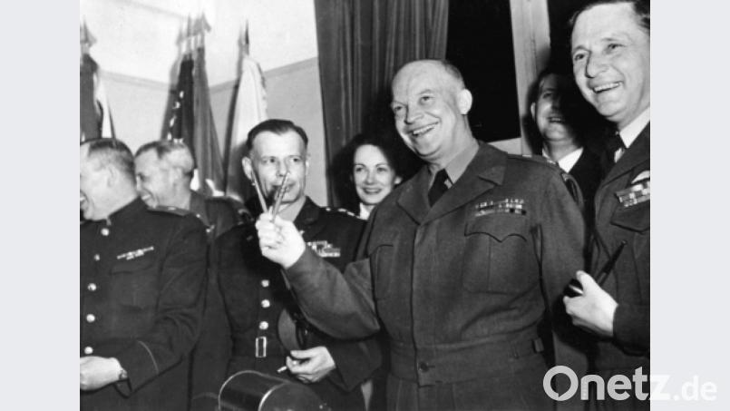 General Dwight D. Eisenhower bei der bedingungslose Kapitulation der Wehrmacht am 7. Mai 1945 in Reims (Frankreich). Am 19.09.1945 wurde Bayern als Staat innerhalb der US-Zone durch die Amerikaner neu gegründet - durch die von Eisenhower erlassene Proklamation Nr. 2. Archivbild: Uncredited/AP/dpa