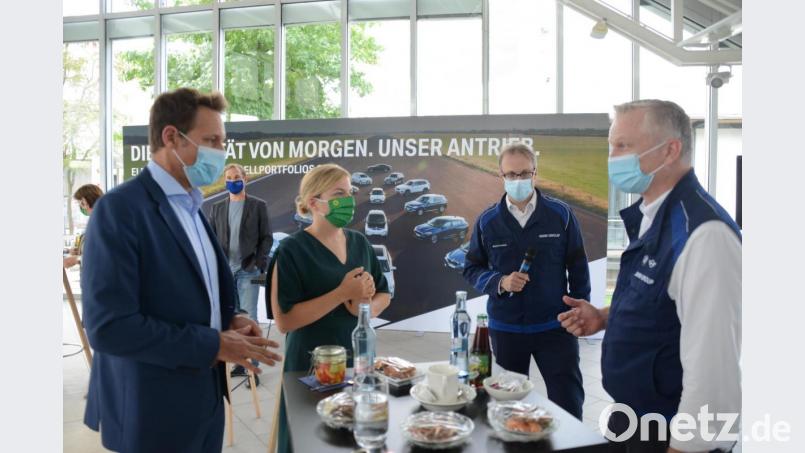 Die Fraktionschefs der Grünen, Ludwig Hartmann (links) und Katharina Schulze,, sprechen mit Mitarbeitern von BMW m Werk Dingolfing. Bild: Grüne Fraktion Bayern