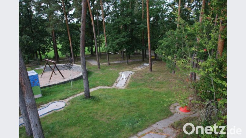 Gute 40 Jahre hat die Minigolfanlage des Waldbades auf dem Buckel. Der Bauausschuss diskutiert über einen Rückbau. Bild: sne