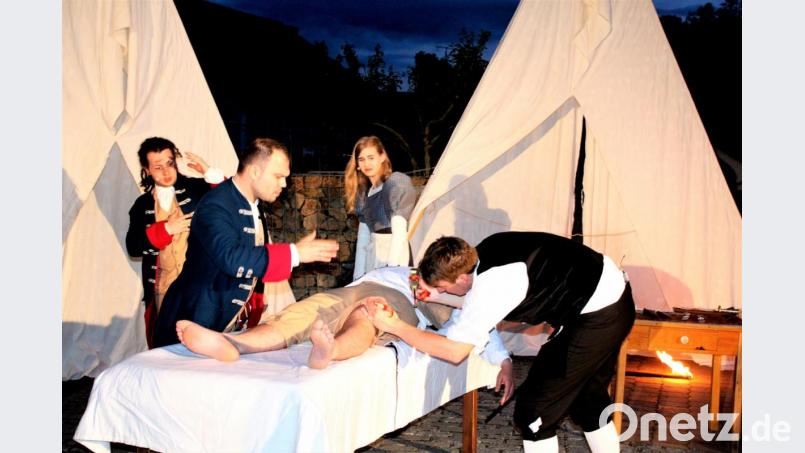 Eine Momentaufnahme aus der Inszenierung &quot;Eisenbarth erleben&quot;. Die Szene im Feldlager wird im nächsten Jahr noch ausgebaut. Dabei kommen neu angeschaffte Theaterdegen zum Einsatz. Bild: lg
