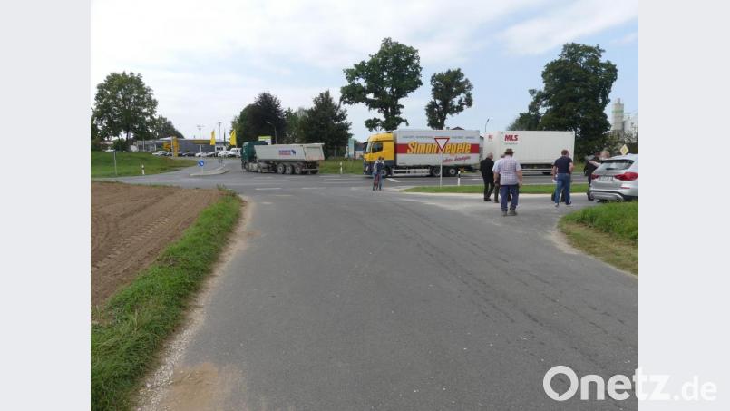 Ortstermin des Stadtrats: Durch den Bau eines Kreisverkehrs soll die Sicherheit an der stark befahrenen Schloderer-Kreuzung erhöht werden. Bild: rn