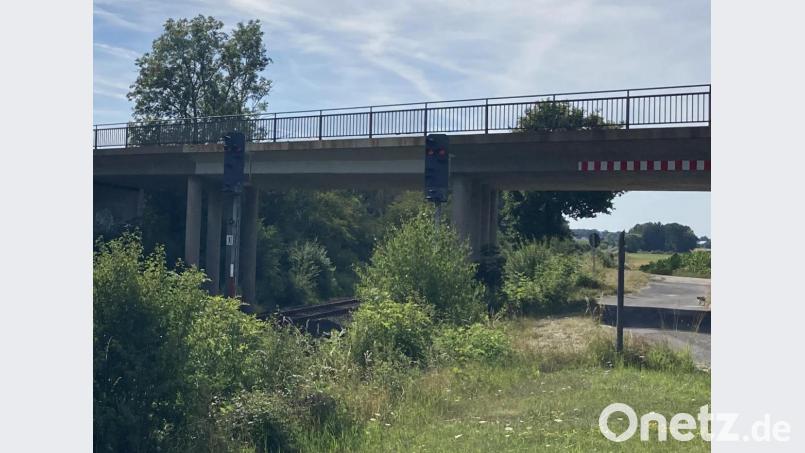 Während der Maisernte dürfen die Landwirte die Brücke über die Bahnlinie bei Kemnath/Neustadt am Kulm benutzen. Allerdings dürfen die Maschinen nicht voll beladen werden. Bild: stg