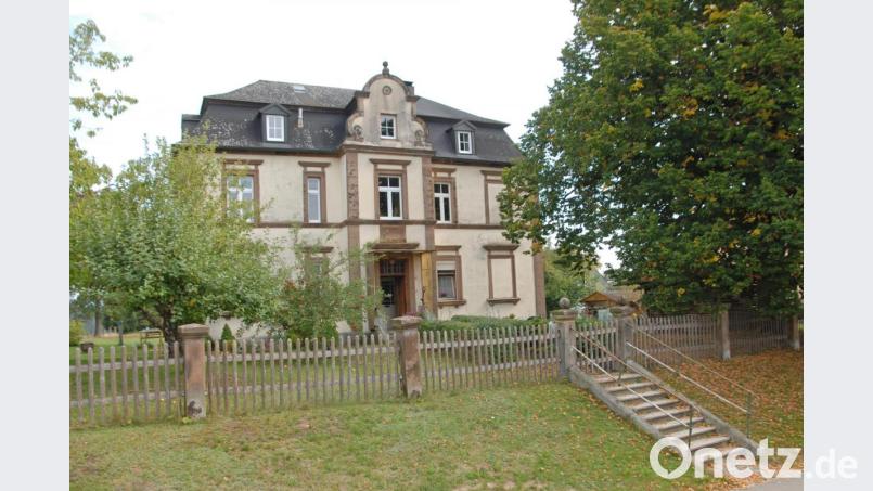 Viel kosten ließ es sich der Industrielle Johann Übelhack, als er sich 1909 in der Seegasse eine Villa bauen ließ. Mit der aufwendig gestalteten Außenfassade wirkt das Gebäude wie ein kleines Schloss. Bild: ow