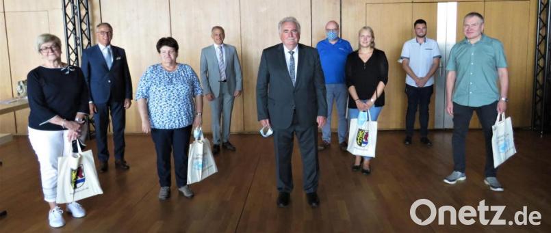 Offiziell im Kreis der kommunalen Seniorenbeauftragen begrüßten Landrat Roland Grillmeier (Vierter von links), Bürgermeister Franz Stahl (Zweiter von links) und Tobias Gabel (Zweiter von rechts) Gudrun Sirtl, Monika Fralix, Peter Gold, Roland Lochner, Stefanie Baier und Markus Fichtner (von links). Bild: ubb