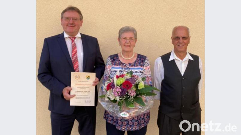 Bürgermeister Hans-Martin Schertl (links) überbrachte dem Jubelpaar Irmgard und Hans Wolf die Glückwünsche der Stadt Vilseck. Bild: Stefanie Gradl