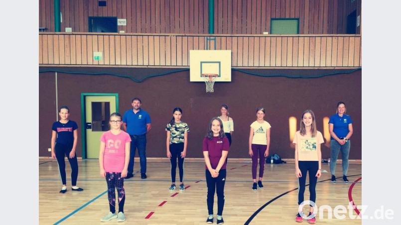 Die TSV-Vorstandsmitglieder Carina Kaiser und Martin Nickl (blaues T-Shirt) danken Übungsleiterin Belinda Lindner (hinten, Mitte) für die Leitung der neuen Tanzgruppe. Bild: gz