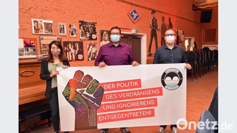 Flagge gegen das Verdrängen zeigen im Capitol (von links) die stellvertretende Sulzbach-Rosenberger Juso-Vorsitzende Katharina Rösel, Verdi-Bezirksvorsitzender Stefan Dietl sowie Juso-Vorsitzender Noah Pawlica. Bild: ANDREAS ROYER