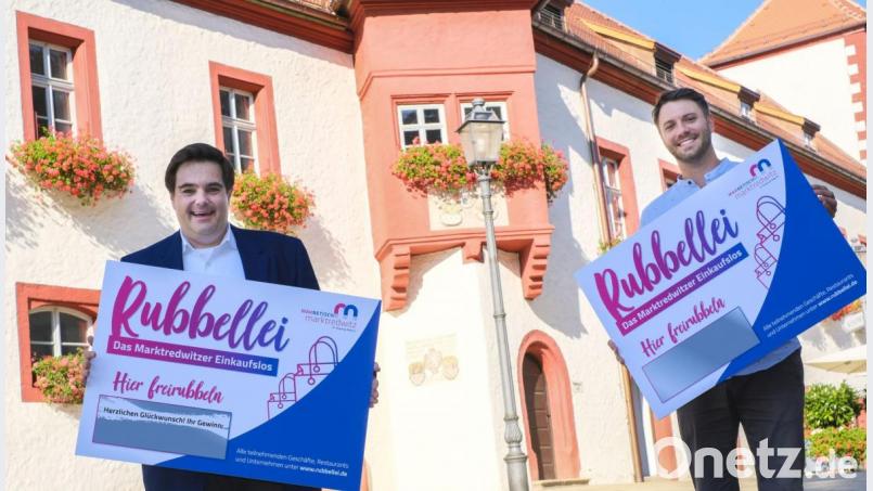 Rubbellose gibt es ab Montag, 21. September, in über 100 Geschäften und Gastronomiebetrieben der Einkaufsstadt Marktredwitz. „Jedes zehnte Los gewinnt“, versprechen &quot;MAKnetisch&quot;-Vorsitzender Sebastian Macht (links) und Innenstadtkoordinator Dominik Hartmann (rechts). Bild: Stadtmarketing Marktredwitz/exb