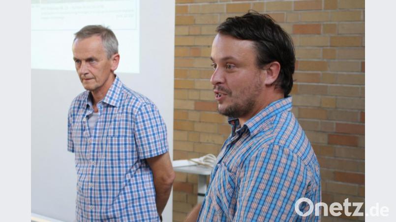 Die nochmals marginal geänderten Pläne für den zweiten Bauabschnitt des Solarparks Riggau erläutern Klaus-Peter Fels und Matthias Rembold vom Nabburger Planungsbüro RF Ingenieurberatung dem Pressather Stadtrat. Bild: bjp