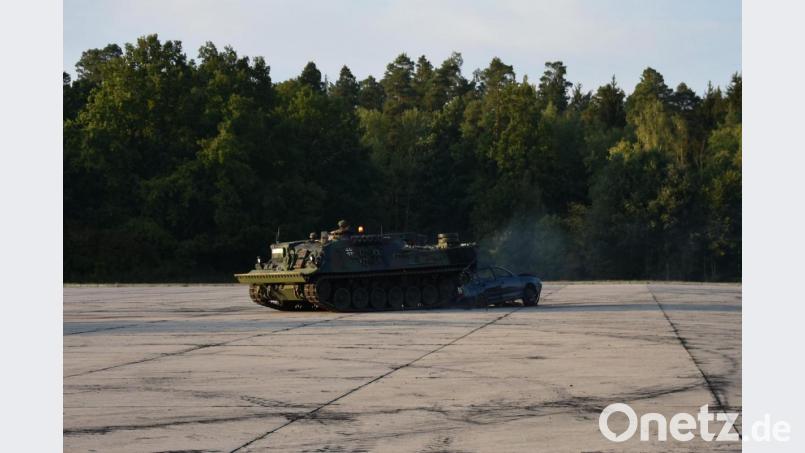 Die Truppe simuliert einen Verkehrsunfall eines Panzers mit einem zivilen Fahrzeug. Bild: exb/Mario Hönig
