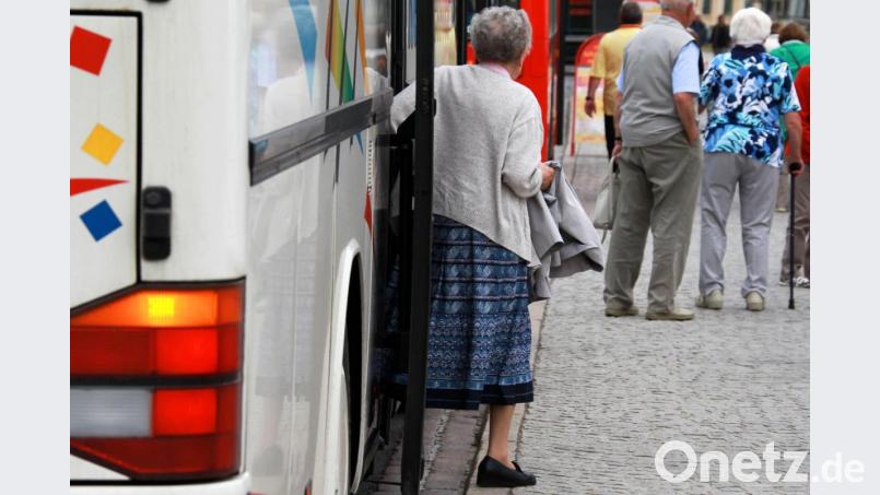 Eine ältere Frau steigt aus einem Reisebus aus. Überteuerte Topfsets, Rheumadecken oder nicht gelieferte Artikel: Das Problem der Abzocke bei so genannten Kaffeefahrten beschäftigt derzeit die Polizeiinspektion Amberg. Symbolbild: Jens Büttner/dpa