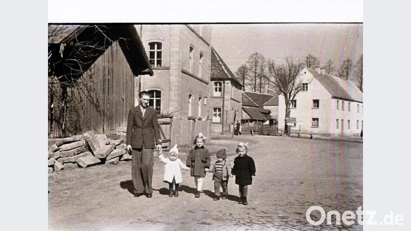 Stolz führt der Eschenbacher Familienvater Josef Ott seine Kinderschar aus, während die Mutter wahrscheinlich mit Haushaltspflichten beschäftigt ist. Repro: hev