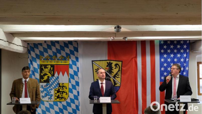 Eingerahmt von Bürgermeister Edgar Knobloch (links) und Bürgermeister Hans-Martin Schertl (rechts) sprach Wirtschaftsminister Hubert Aiwanger zu den Vilsecker Stadträten. Bild: Stefanie Gradl
