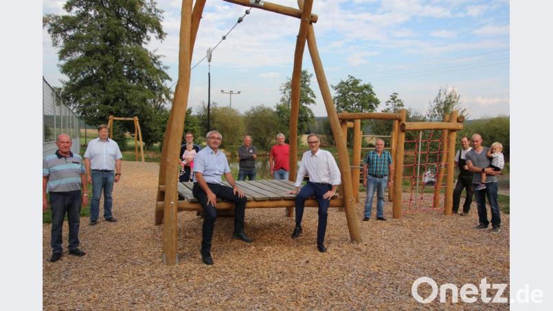 Sie freuen sich mit Abstand über den neuen Kinderspielplatz in Hatzenreuth: von links Andreas Hopf (Vorsitzender der Dorferneuerung), Stadtbaumeister Hubert Siller, Georg Braunreuther und Bürgermeister Sommer sowie weitere Dorfbewohner. Bild: kro