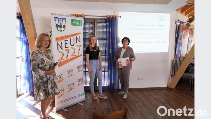 NEUN2727-Koordinatorin Doris Völkl begrüßt Paula Schäffler und Referentin und Wohnberaterin Anita Busch (von links) Bild: fvo