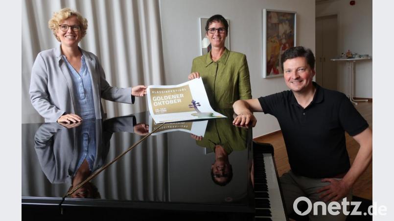 Kulturamtsleiterin Susanne Lehnfeld, die Leiterin des Künstlerhauses, Christina Lanzl, und künstlerischer Leiter Christoph Soldan (von links) werben für das Klassikfestival „Goldener Oktober“. Bild: Hirsch