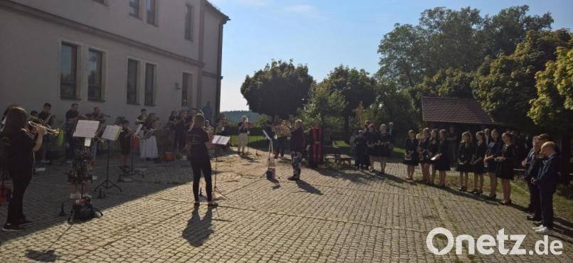 Die vereinigten Posaunenchöre aus Neustadt am Kulm und Frankenberg beschenken die Konfirmierten mit einem Standkonzert auf dem Schulhof neben der Dreieinigkeitskirche. Bild: rpp
