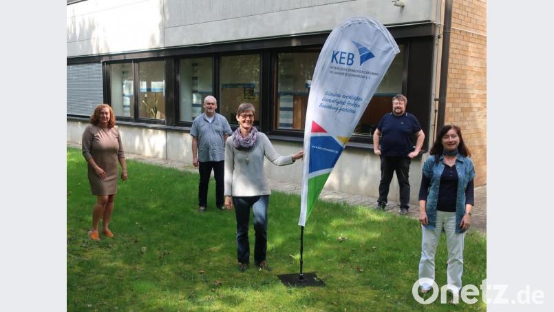 Die KEB-Vorsitzenden Christine Franke und Robert Glöckl, die Bildungsreferenten Eva Bräuer und Hartmut Meyer sowie Mitarbeiterin Irene Bierler (von links) werben für das Programm der Katholischen Erwachsenenbildung im Landkreis. Bild: Hirsch