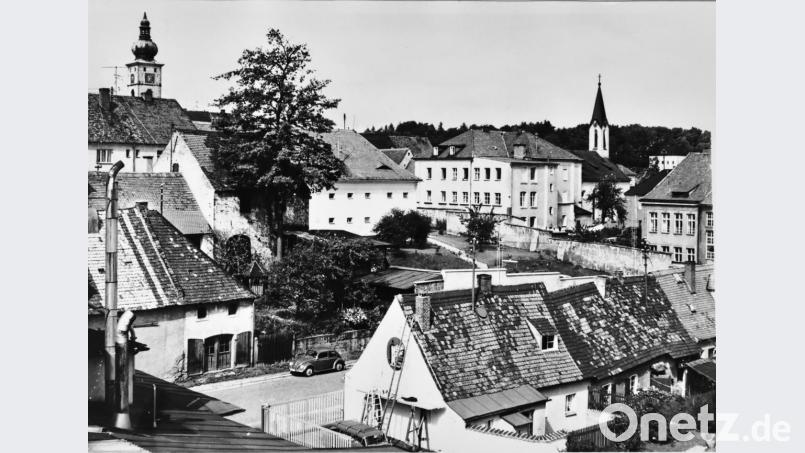 Ein Blick in die „gute alte Zeit“, Ende der 50er Jahre. Aufgenommen von der Brauerei Schels aus sieht man vorne links den Völkl-Stadl mit Wagner-Werkstatt (der geöffnete große Türladen zur Regensburger Straße zeigt an, dass gearbeitet wird), daneben den kleine Garten. Die Fronfeste (Mitte) ist noch ein Gefängnis, bevor für mehr als 50 Jahre die Polizei einzieht. Im Kloster der Armen Schulschwestern (oben rechts) herrscht noch vielfältiges Leben, die Mädchenschule – untergebracht im Kloster und im jetzigen „MuseumsQuartier“ – ist noch die anerkannte Ausbildungsstelle für die jungen Damen. Bild: Archiv Franz Krapf, Repro Thomas Sporrer