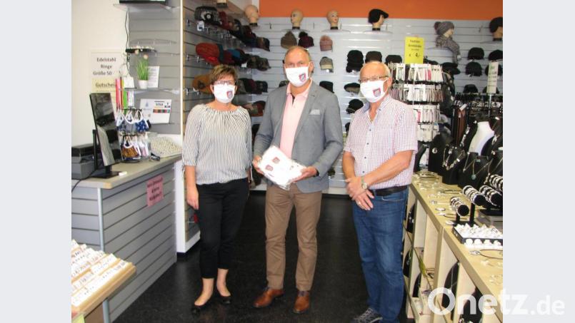 Bürgermeister Kammerer (Mitte) hat gemeinsam mit Horst Nickl (rechts) und Andrea Maier (links) die ersten Masken gleich selbst getestet. Bild: knh