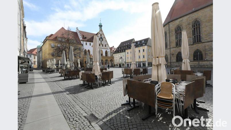 So sieht es seit Wochen auf dem Amberger Marktplatz aus: Stühle und Tische, aber keine Gäste. Die dürfen aber ab Montag, 18. Mai, wieder Platz nehmen. Zunächst nur im Freien, eine Woche später dann auch im Innenraum. Bild: Wolfgang Steinbacher