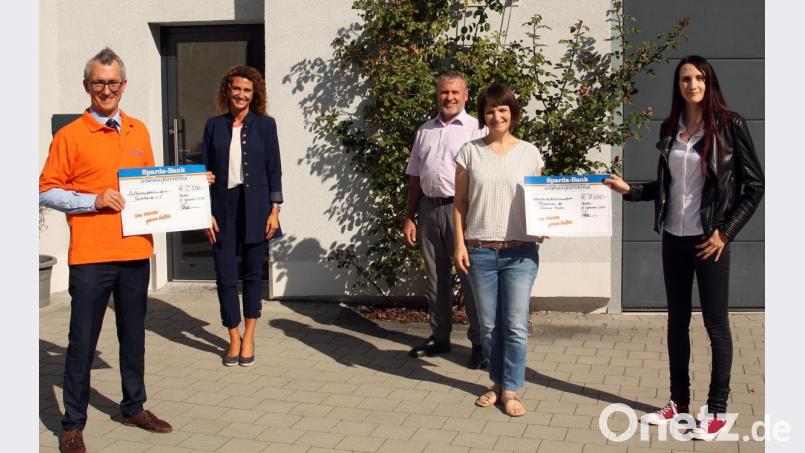 Über die Spende der Spardabank freuen sich Peter Gmeiner (vorne, links) sowie Enikö Nagy (Zweite von rechts) und Stefanie Langner (rechts). Bild: R. Kreuzer
