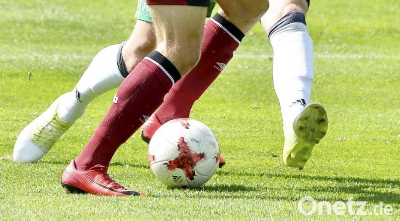 Der Ball rollt wieder, bei den Fußballern geht es am Wochenende nach langer Wartezeit endlich um Punkte. Wenn nicht Corona erneut dazwischengrätscht... Bild: Hubert Ziegler