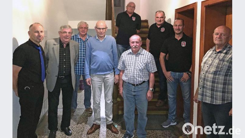 Ehrungen bei der Reservistenkameradschaft Kirchenthumbach: Für das Bild legen (von links) Manfred Zettl, Fritz Fürk, Josef Regner, Werner Trenz, Georg Seemann, Horst Walter, Christian Fronhöfer, Jochen Lobenhofer und Josef Fenzl kurzzeitig die Mund-Nase-Bedeckungen ab.. Bild: ü