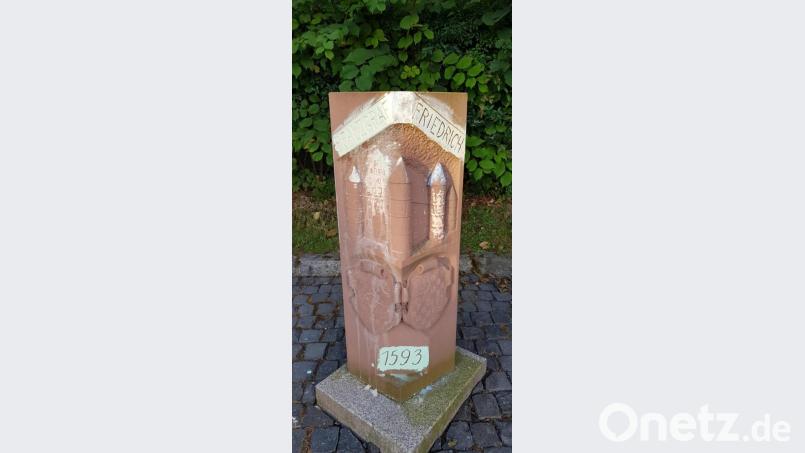 Der "Meilenstein der Zeit" in der Grünanlage beim Aufgang zur Friedrichsburg wurde von einem unbekannten Täter mit weißer Farbe beschmiert. Wer Beobachtungen gemacht hat, kann sich bei Bürgermeister Andreas Wutzlhofer melden. Bild: dob