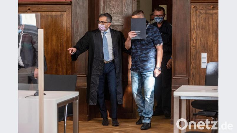 Der Angeklagte (Mitte) geht neben seinem Verteidiger in den Verhandlungssaal des Landgerichts. Archivbild: Armin Weigel/dpa