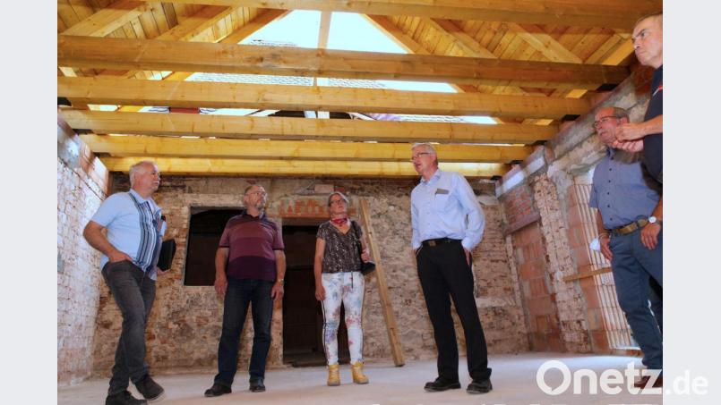 Beim Nebengebäude der Alten Schmiede wurde der Dachstuhl neu aufgesetzt. Hier sollen Ausstellungsräume entstehen. Bild: JOCHEN NEUMANN 
ERBENDORF