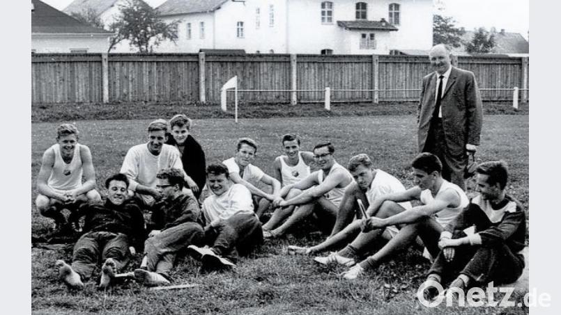 Leichtathletik-Stadtmeisterschaften von 1963: Im Bild die Sportler (von links) Horst Adler, Rainer Schmidkonz, Heinrich Bayreuther (Trainer), Hans Schicker, Gerhard Gleißner, Hans-Jürgen Gleißner, Walter Schacherer, Helwig Haulena, Otto Hauenschild, Willi Pompl, Harald Reiter und Friedhelm Haulena. Ebenfalls im Bild (stehend) der Vater von Horst Adler, Otto Adler. Repro: Thomas Sporrer